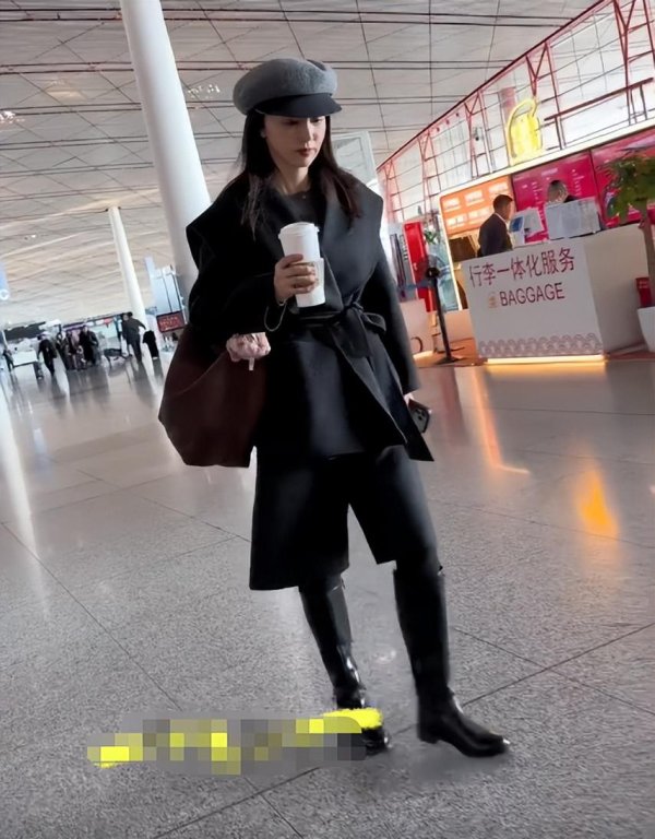 配资炒股论坛平台 董璇现身机场情绪低落！脸上褶多又僵又肿，挺肚走路被调侃有孕味