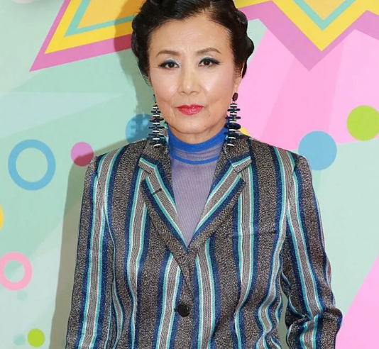 网上股票配资平台 78岁连路都走不稳还开演唱会，全网骂声一片，她却扬言回馈粉丝
